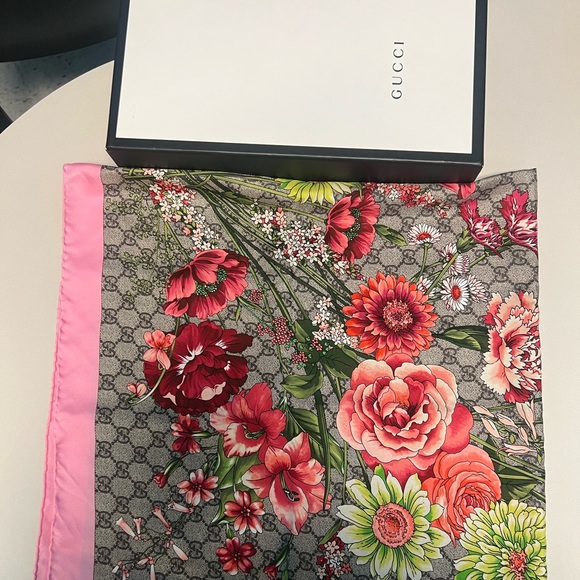 Gucci Silk Scarf 34.5 inch x 34.5 inch - Picture 1 of 8